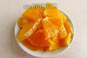 С апельсинов снять белый слой, а мякоть сначала порезать на тонкие кружочки, а затем каждый кружочек разрезать на 4 сектора.