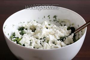 Затем раскрошить брынзу, она должна иметь кислинку во вкусе, но лучше использовать сыр Фета. Снова хорошо перемешать и попробовать на соль. Добавить чего не хватает. Имейте ввиду, что фета или брынза Президент уже имеют в составе соль.