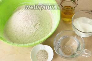 Для теста чебурек понадобятся: мука, йогурт, масло, дрожжи, вода.