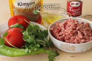 Для начинки необходимы фарш средней жирности, помидор, болгарский перец, свежая зелень (в рецепте петрушка, но я взяла кинзу), масло и специи.