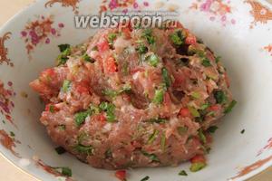 Для начинки с помидора снять кожуру и мелко нарезать мякоть (водянистую часть с семенами удалить), также нарезать перец, зелень. Положить все ингредиенты в фарш, добавить масло и специи. Хорошенько перемешать.