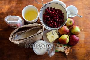 Для приготовления рецепта вам потребуется: пшеничная, кукурузная и ржаная мука, спелые хрустящие яблоки, замороженная или свежая вишня без косточек, сливочное масло, сахар, корица и соль.