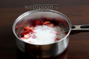 Клубнику вымыть, очистить от черенков, нарезать кусочками и засыпать сахаром. Поставить на огонь, чтобы сахар растаял. Достаточно только довести до кипения.