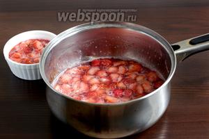 Часть клубники отобрать в другую ёмкость (3 ст.л.). Добавить одну часть желатина в большую ёмкость.