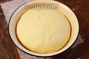 Вот так подошло тесто. Сначала хотела сделать 2 косы, но после первой вторую часть разделила ещё на 2 части, уж больно большой она вышла:)) так что вы определяйтесь с размерчиком:).