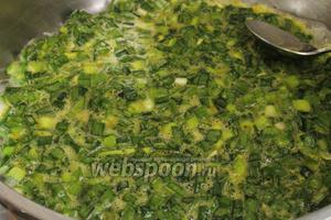 Сковороду взять с толстым дном и поставить на огонь. Положить масло и подождать пока масло разогреется. Вылить омлет в разогретое масло. Разровнять тыльной стороной ложки по всей поверхности сковороды равномерно. Огонь всё время должен быть средним!