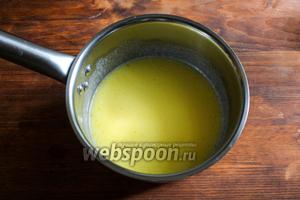 Растопите в тёплом молоке сливочное масло. Температура смеси не должна превышать 40 градусов. Определить это можно опустив палец в воду, если жидкость близка к температуре тела — вы на правильном пути.