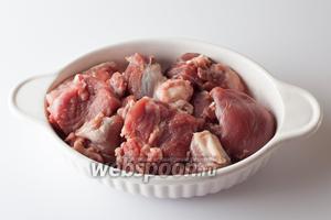 Мясо для клефтико режется на крупные куски. Вы же не можете вообразить себе бородатого детину, шинкующего полоски длинной 3 см своим палашом? Тоже легко запоминается.
У меня процесс резки мяса выпадает — это остатки и всякие неформатные обрезки с того раза, когда готовились хорошие куски.