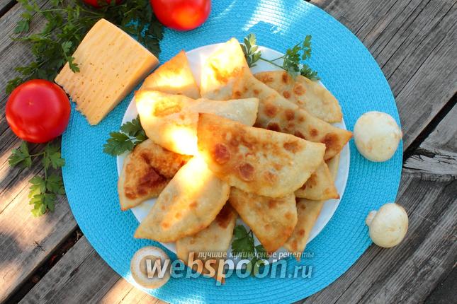 Фото Чебуреки с грибами и сыром