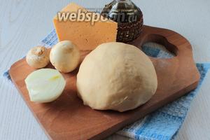 Для приготовления чебуреков нам понадобятся: мясо, тесто заварное
(650 г), лук, грибы, сыр, соль и растительное масло.