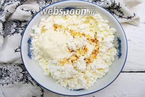 Для начала приготовим творог. Если у вас творог кусочками, то притираем его через мелкое сито и помещаем в подходящую тарелку. У меня творог был очень густой, поэтому я разбавила его сметаной. Добавляем морковный сироп и хорошо перемешиваем до однородной консистенции. Вместо морковного сиропа, вполне можно использовать сгущённое молоко или жидкий мёд.
