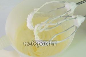 Сразу же взбиваем сливки так же миксером до стойких пиков. Аккуратно, не перебейте, иначе получите масло и пахту.