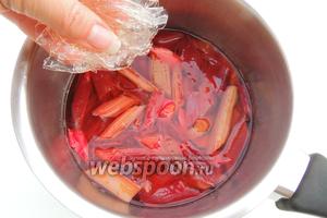 Сново нарезанный ревень, только уже на кусочки длиной около 4-5 см, заливаем кипятком, добавим сахар и проварим около 3 минут, чтобы он ещё держал форму. Заранее замоченный в холодной воде на 5 минут желатин отжимаем, и разводим в горячем компоте.