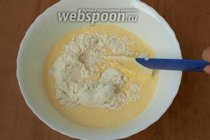 Всыпать просеянную муку и методом складывания вымесить тесто.