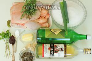 Подготовим ингредиенты: курицу полностью подготовленную к запеканию,соль морскую крупнокристаллическую, виски и белое сухое вино, масло сливочное, бульон и крахмал, чеснок и смесь перцев с чесноком, гладколистную петрушку, орегано и мяту, лук-порей и каперсы.