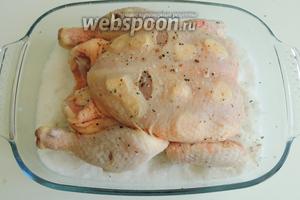 На соль кладём курицу. Для красоты можно связать ножки, но я в торопях пропустила этот момент.