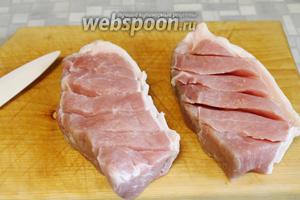 Мясо надрезать острым ножом наискось внутрь (где-то на 1/3 толщины), аналогично с другой стороны, перпендикулярно этой нарезке.