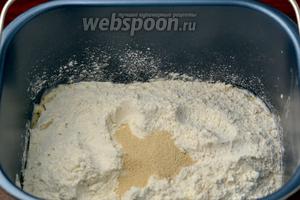 Всыпаем смесь муки с отрубями поверх жидкости и сверху муки добавляем дрожжи. В отличие от обычного ручного приготовления теста в хлебопечке до момента замешивания дрожжи не должны контактировать ни с жидкостью, ни с солью, ни с сахаром. Орешки добавим позднее после основного замеса.