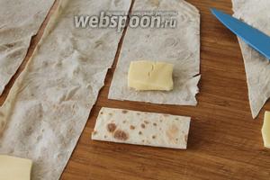 Свернуть каждую полоску до середины, отрезать. На оставшуюся полоску опять положить сыр и свернуть конвертом. Края конвертиков не подворачивать, они останутся открытыми.