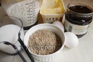 Итак приготовим такие продукты. Сахар, муку, миндальную крошку, масло(маргарин), разрыхлитель, яйца и повидло сливовое.