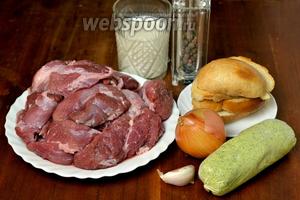 Для приготовления котлет нам понадобится смесь мяса свинины и говядины, чёрствая булочка, молоко, яйцо, соль, перец, лук, чеснок и приготовленное заранее ароматное масло, которое перед приготовлением котлет нужно подержать в морозилке.