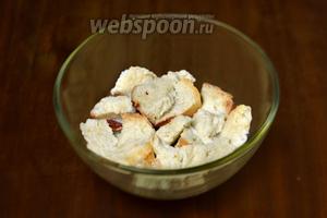 Чёрствую булку замачиваем в молоке, погружая кусочки, чтобы они пропитались молоком и размягчились. Мягкую булку брать не рекомендуется, иначе котлеты будут кислить.