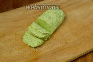 Масло достаём из морозилки и нарезаем не толстыми кружочками или половинками кружков в зависимости от толщины валика масла. Масло должно быть основательно застывшим, чтобы не вытекло при обжаривании котлет.