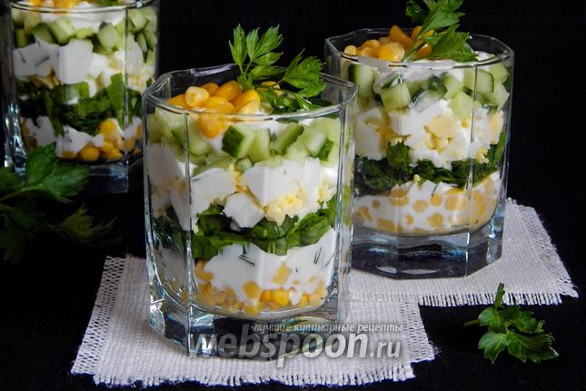 Фото Салат со щавелем, огурцами и кукурузой