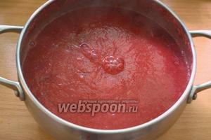 В джем добавляем сахар. Сахара можно класть по вкусу. Учитывайте сладость вашей клубники. Я кладу 2 стакана. Варите джем, периодами помешивая. Снимайте пенку, если таковая образуется. Погружным блендером снова взбейте массу. Это сделает её однородной. Яблоки уже разварились и чувствоваться в джеме не будут.