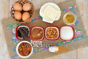 Приготовим необходимые продукты: яйца, масло, сахар, какао, шоколад, коньяк для коржей, пропитки и глазури, варенье абрикосовое (у меня собственного приготовления) муку и разрыхлитель. Для глазури: горький шоколад, молоко, масло, коньяк. Для декора: горький шоколад.