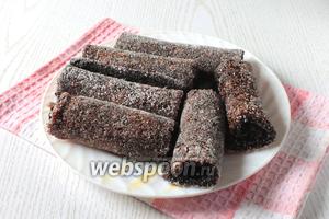 Противень с готовой, просушенной пастилой, достать из духовки, дать пласту остыть и с помощью ножа нарезать на квадратики, ромбики или полоски. После снять их с пекарской бумаги, обвалять в сахаре и свернуть в рулончики — трубочки. Готовые трубочки пастилы уложить в чистую сухую банку или любую другую стеклянную ёмкость с плотно прилегающей крышкой.