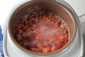 За 3 минуты до окончании режима постепенно влить воду в мультиварку, при этом интенсивно перемешивая.