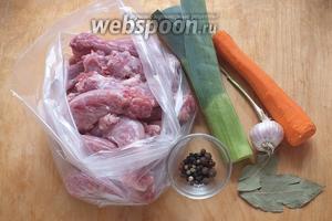 Подготовьте необходимые ингредиенты: свежие куриные шейки, лук-порей (зелёная и светло-зелёная часть), морковь, лавровый лист, смесь перцев. Я обычно не солю бульоны потому, что при дальнейшем использовании их в соусах или рагу проще избежать пересола.
