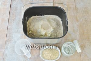Заложить все продукты кроме кунжута в ведёрко хлебопечи по списку. Вначале жидкие составляющие, потом остальные.