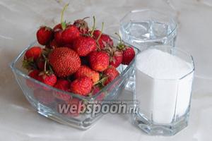 Для приготовления клубничного компота нам будут нужны три ингредиента: вода, клубника и сахар.