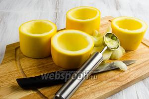 С помощью острого ножа и специальной ложки вынуть из середины плода мякоть, оставив донышко. Получится что-то похожее на «бочонок».