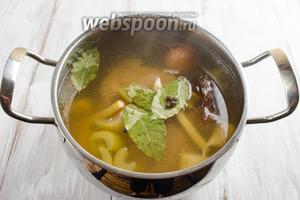 Варить мясо в течение 1 часа. Добавить душистый и чёрный перец, лавровый лист. Продолжить варить на тихом огне еще 30 минут (если мясо было замороженным, время приготовления мяса необходимо увеличить еще минут на 30-40).