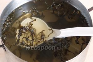 Влейте бульон в кастрюлю, оставив примерно 1 стакан. Добавьте водоросли, доведите до кипения и проварите 2 минуты. Удалите водоросль комбу. Убавьте огонь до минимума.