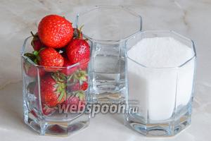 Для приготовления клубничных цукатов нам понадобится свежая клубника, сахар и вода. Можно добавить щепотку лимонной кислоты, но я стараюсь избегать этого продукта, ввиду немалого количества информации о его вреде для здоровья. При желании, готовые ягоды можно пересыпать сахаром или сахарной пудрой, чтобы цукаты не слипались.