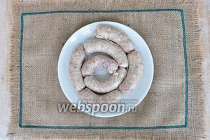 Колбаски можно для надёжности перевязать кулинарной нитью. Теперь надо их переложить в контейнер и отправить в холодильник на сутки дозревать.