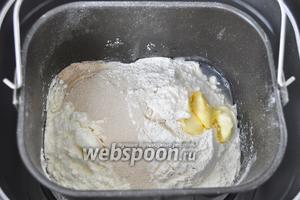 Заложить продукты в ведёрко, причём вначале воду и влажные ингредиенты, а затем сухие, дрожжи насыпать на муку.
