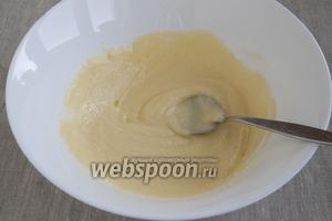 Мягкое масло растереть с сахаром, добавить ванильный сахар, соль, по одному вбить яйца. Перемешать.