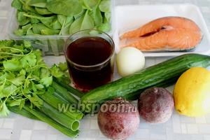 Для приготовления ботвиньи нужно взять шпинат (можно заменить щавелем), сёмгу, огурцы, лук зелёный и репчатый, зелень петрушки и укропа, свёклу, лимон, соль, хлебный квас.