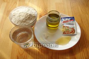 Для основы пиццы нам понадобиться: мука, теплая вода, соль, мёд, оливковое масло и сухие дрожжи.