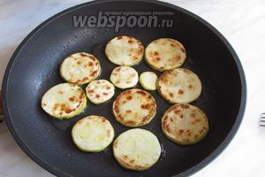 Обжарить на растительном масле. Растительное масло используем из первого стакана ингредиентов, сколько уйдёт на всю жарку для каждого ингредиента, добавлять по мере необходимости.