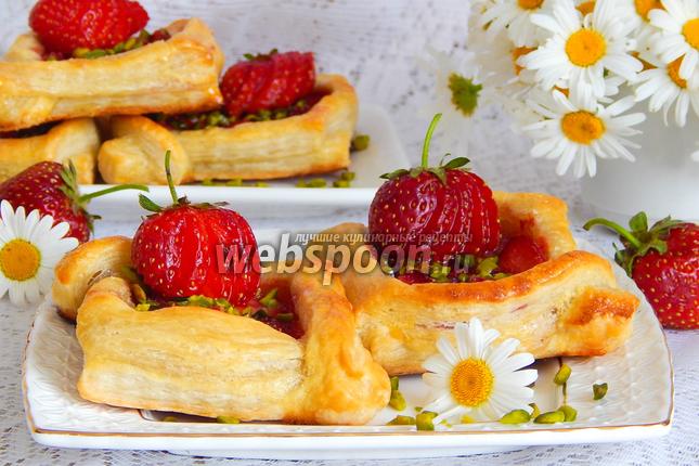 Фото Слойки с клубникой и фисташками