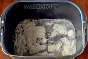Добавляем масло и рассыпаем по поверхности сухое молоко. Я про масло сначала забыла и добавляла его вообще во втором замесе с семечками.