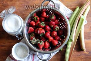 Для приготовления начинки вам потребуется свежая клубника, ревень, сахар и кукурузный крахмал.