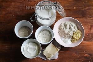 Для приготовления рецепта вам потребуется: цельнозерновая мука, пшеничная мука, овсяная мука, разрыхлитель, щепотка соли, сахар, имбирные цукаты, сливочное масло и густой греческий йогурт.