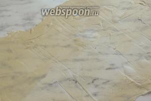 Тесто должно быть раскатано очень тонко, на фото видно как под тестом просвечивается стол. Я растягиваю тесто руками, ничего страшного если в некоторых местах оно порвётся.